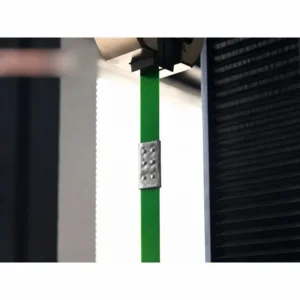 Laboratory tensile strength test evaluating the joint efficiency of a crimped steel seal on PET strap.
